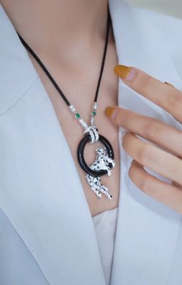 display for jewelry Panthère de Brand Necklace Luxury Diamond Jewelry Paris Jewelry