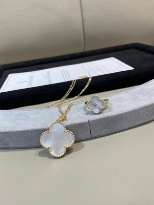 18k 금으로 제작된 반 클리프 보석